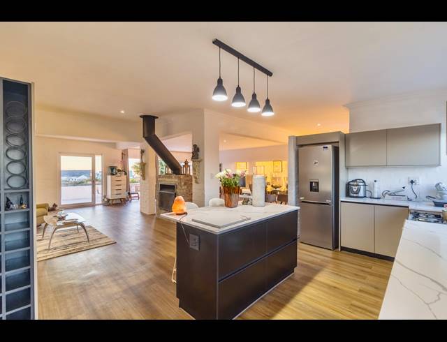 5 BEDROOM HOUSE FOR SALE IN GROTTO BAY
